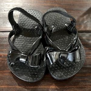 Black flip flops w bow and elastic back sz 5